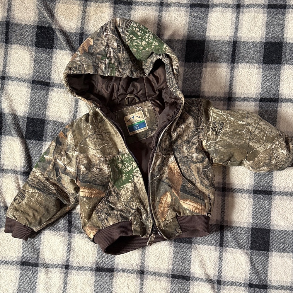 Blue Mountain brand 3T camo coat! No rips, tears or stains!